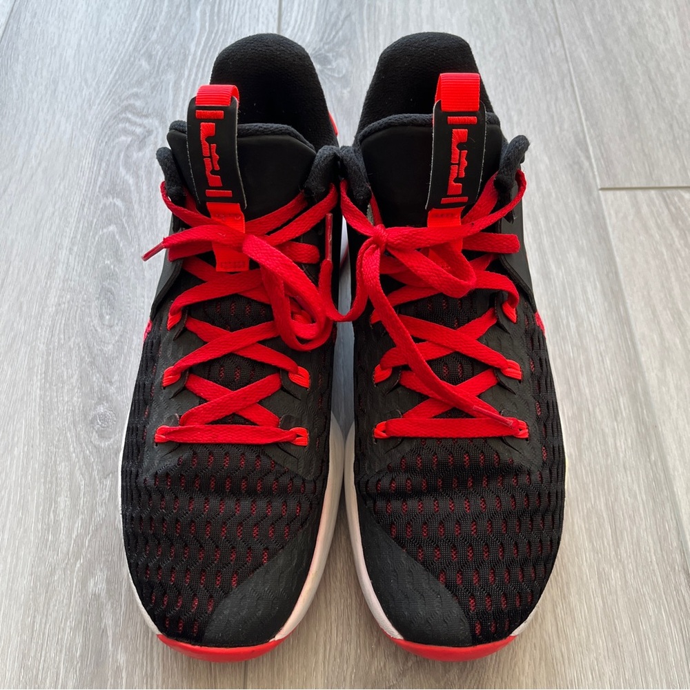 Nike LeBron Witness 5 Men's Basketball Shoes, size US10.5